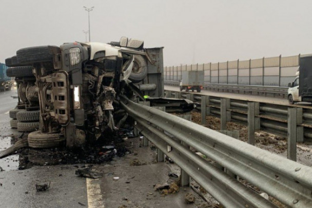 На трассе «Псков» грузовик разорвал металлический барьер и рухнул на бок, водитель погиб