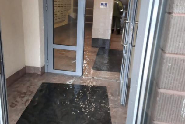 В Кудрово ЖК затопило кипятком, жители остались без лифтов