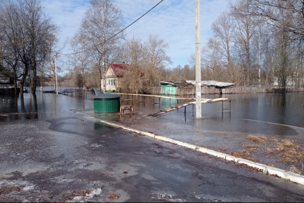 Уровень воды в Тихвинке еще понизился. Подтоплены 90 домов