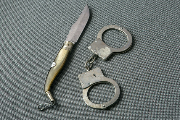 Бездельник с ножом вынес из часовни в Сланцах 11 серебряных цепочек