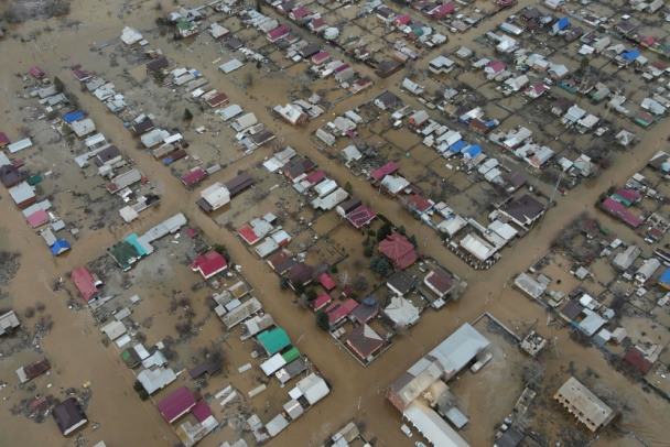 Под Орском из затопленных мест эвакуировали уже больше 4 тысяч жителей, деревни - без света