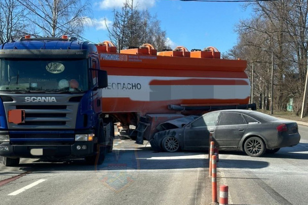 Audi впечаталась в цистерну горючего в Тосно, пострадали трое