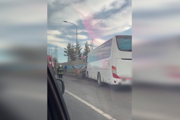 Один человек погиб и трое пострадали в ДТП с автобусом под Кингисеппом - видео