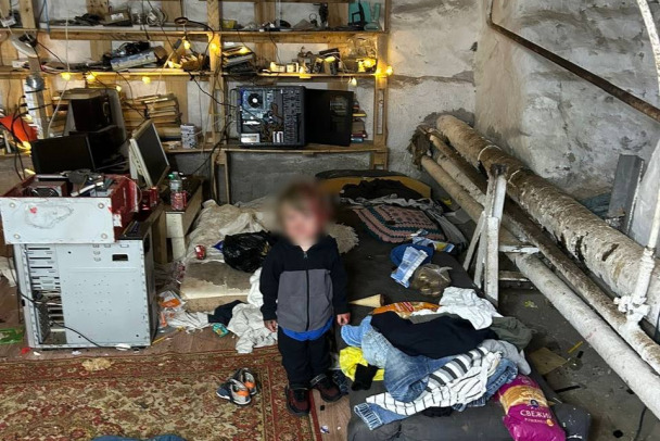 В Петербурге трое маленьких детей жили в подвале с мужчиной без документов