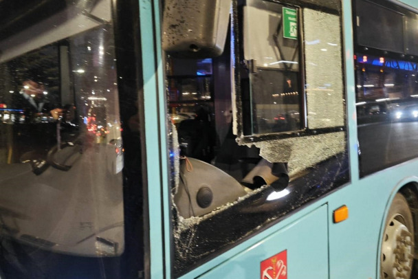 В Петербурге пассажир автобуса напал на водителя за отказ открыть двери без остановки 