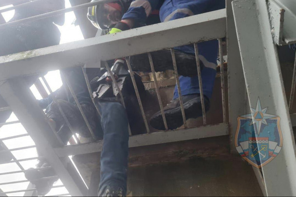 В Тосно 11-летний мальчик застрял в ограде моста. Его вызволяли спасатели