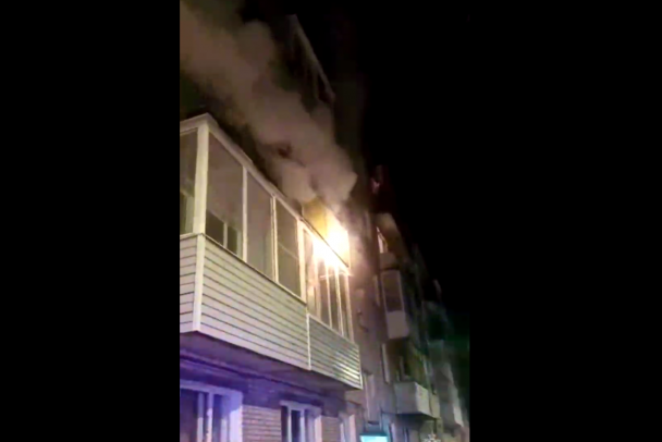 Из горевшего дома в Волхове эвакуированы 11 человек. В квартире нашли погибшую