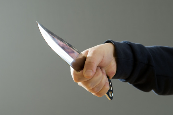 Мужчина получил ножом в шею у Кузни в Тихвине