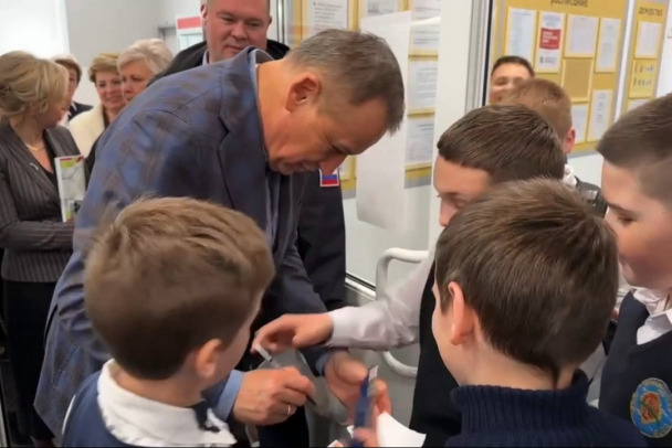 «Автограф взял у губернатора». Дети окружили Дрозденко в школе Кикерино