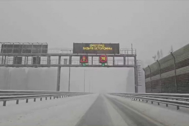 Снегопад снизил разрешенную скорость до 70 км/ч на М-11 в Ленинградской и Новгородской областях