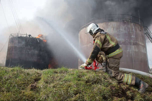 Пожары после атаки беспилотников тушат в Смоленской области