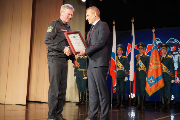 В Гатчине отпраздновали 375-летие пожарной охраны. Были вручены награды спасателям и отважным детям