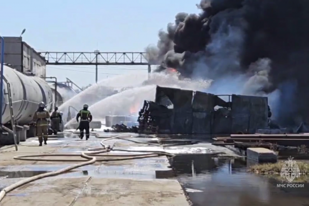 В Омске загорелись емкости с нефтепродуктами. Возгорание тушат почти 60 человек, в том числе с помощью пожарных поездов