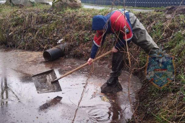 Нефтепродукты из пруда у Аннино выгребают лопатами - фото