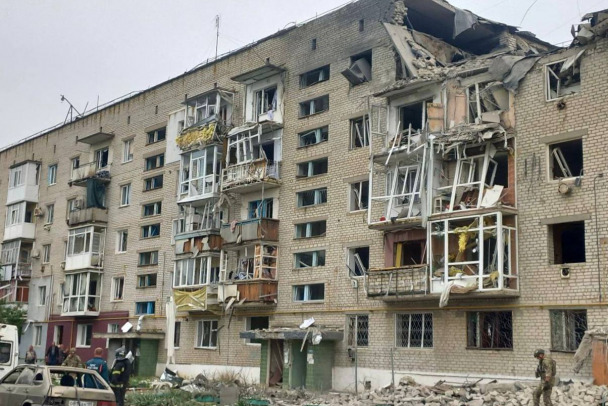 Авиабомба ВСУ упала на пятиэтажку в Токмаке. Есть погибшие и раненные