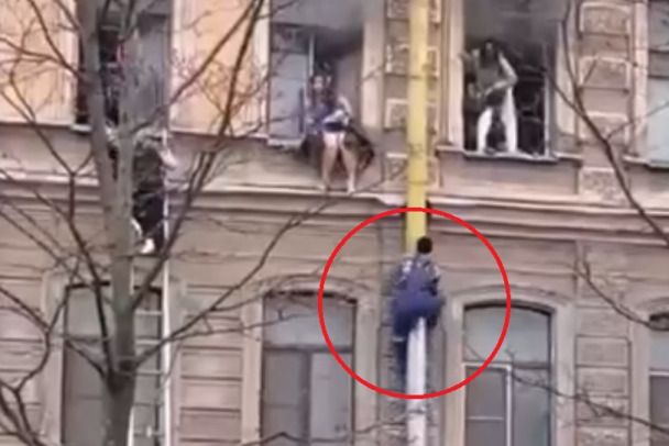 Супергерой с метлой. Дворник помог вытащить 10 человек из дома в Петербурге