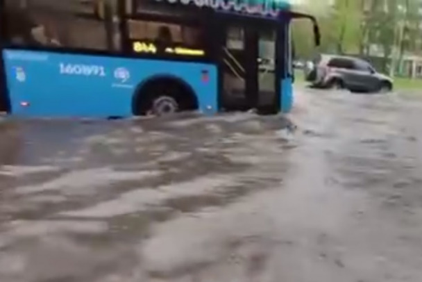 Автобусы плывут. Москву затопило из-за мощного ливня