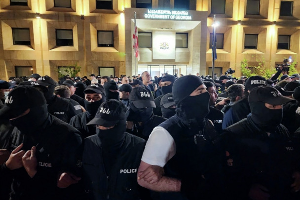 Протестующих против закона об иноагентах разгоняют в Тбилиси перцем и резиновыми пулями