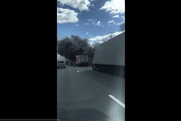 Огонь испепелил кабину грузовика с шоколадом на М-11 под Тосно