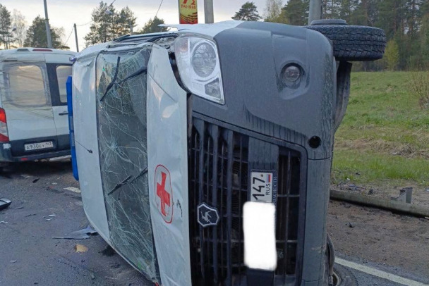 В аварии у Дусьево опрокинулся автомобиль скорой помощи. Пробки продолжают расти