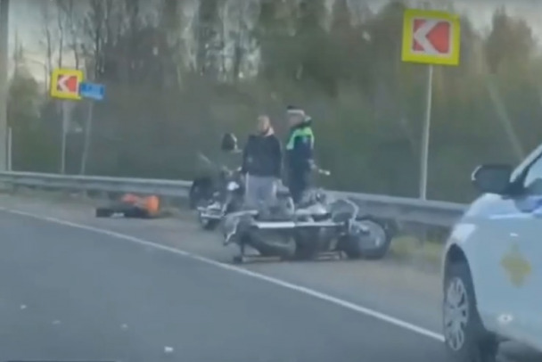Медики спасают мотоциклиста после наезда на ограждение на «Нарве»
