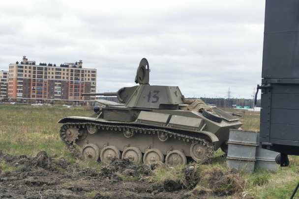 Водители с КАД наблюдали, как в Новоселье танки и пехота шли 