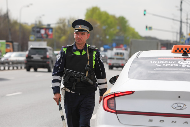Автоинспекторы за полторы недели поймали почти 5 тысяч нарушителей-таксистов в Ленобласти и Петербурге