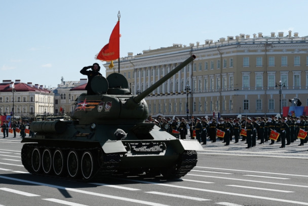 Т-34, санитарная броне-«Линза», «Искандер» и «Триумф» - что увидела Дворцовая площадь 9 мая