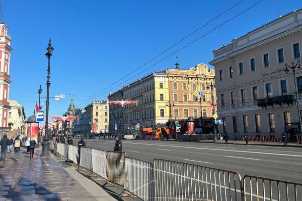 Петербург готовится к параду. Невский перекрыт, колонны строятся