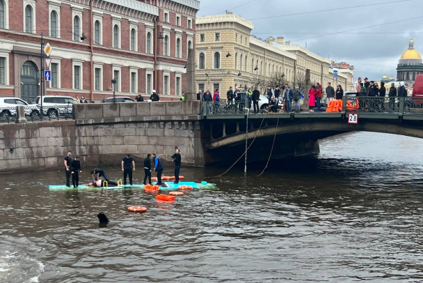Пассажир упавшего в Мойку автобуса и помогавший спасать людей петербуржец рассказали о происходившем у Поцелуева моста