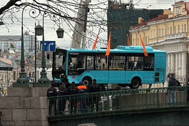 Водитель рухнувшего в Мойку автобуса задержан как подозреваемый в Петербурге