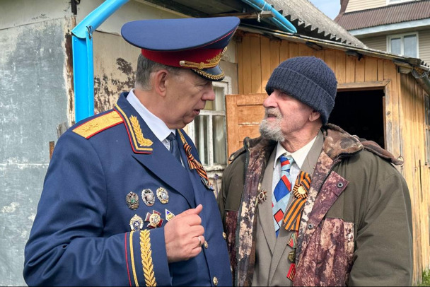 В Ивангороде глава СК Ленобласти поздравил 99-летнего ветерана с Днем Победы