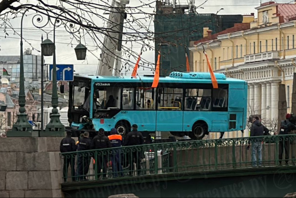 В Петербурге подняли из воды рухнувший с моста автобус