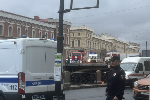 Число погибших при падении автобуса в реку в Петербурге выросло до четырех человек