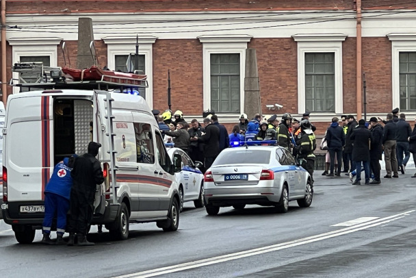 МЧС России: После падения автобуса в реку в Петербурге погибли трое, еще четверо - в состоянии клинической смерти