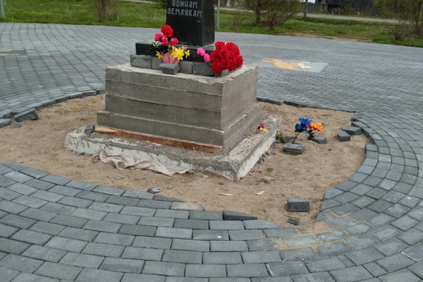 Разбитая плитка, песок и тряпки. Под Волховом памятник павшим воинам к 9 мая вытащили "из кустов" (фото)
