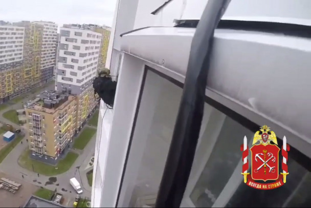 Появилось видео штурма даркнет-дилера в Мурино от первого лица с крыши многоэтажного дома