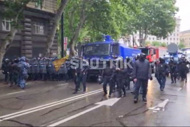 В Грузии закон об иноагентах приняли с протестами и дракой депутатов. После мордобой вышел на улицы