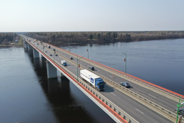 Яхта Русь временно блокирует движение по Ладожскому мосту