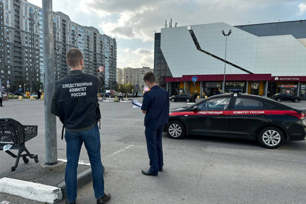 Новое уголовное дело возбудили после стрельбы на парковке ТЦ в Петербурге. Машину бросили в соседнем дворе