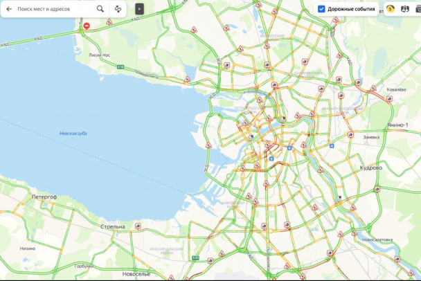 На дорогах Петербурга уже выстроились пробки. Особенно плотно - в центре и на КАД