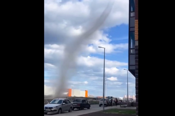 Вихрь высотой под 10 метров поднялся в Петербурге