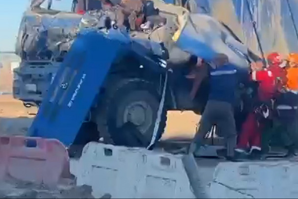 Ковш экскаватора снёс кабину КамАЗа на стройке в Усть-Луге. Погиб водитель