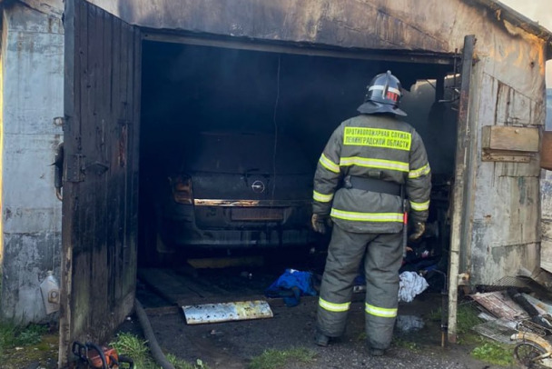 В Войскорово внезапно загорелись гаражи с “Опелем”, полиция проводит проверку