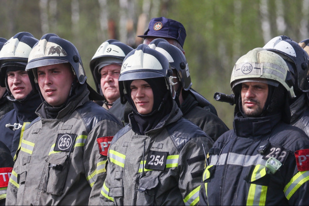 В Новом Девяткино потушили пожар в ангаре. Пламенем было охвачено 600 