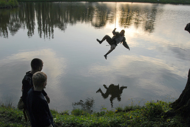 В парке Гатчины ребенок прыгнул в озеро с «тарзанки» и погиб