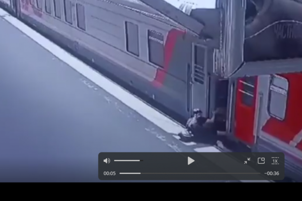 На Московском вокзале в Петербурге пустой состав затянул под себя зацепера - видео