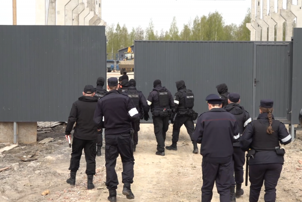 Полиция с Росгвардией искала нелегалов в промзоне Волхонского шоссе. Треть мигрантов увезли с собой