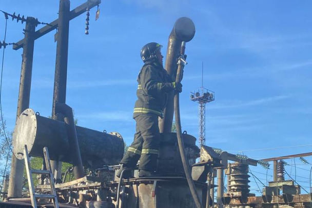 Пожарный поезд задействовали в тушении вспыхнувшего трансформатора на станции под Приозерском