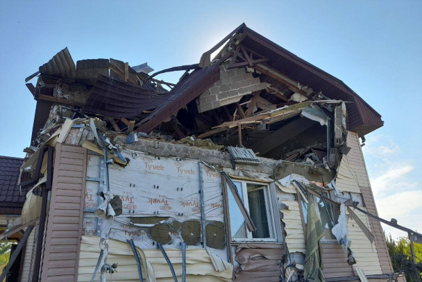 Дрон разрушил часть дома на хуторе Красный Восток под Белгородом. Под завалами нашли погибшую женщину